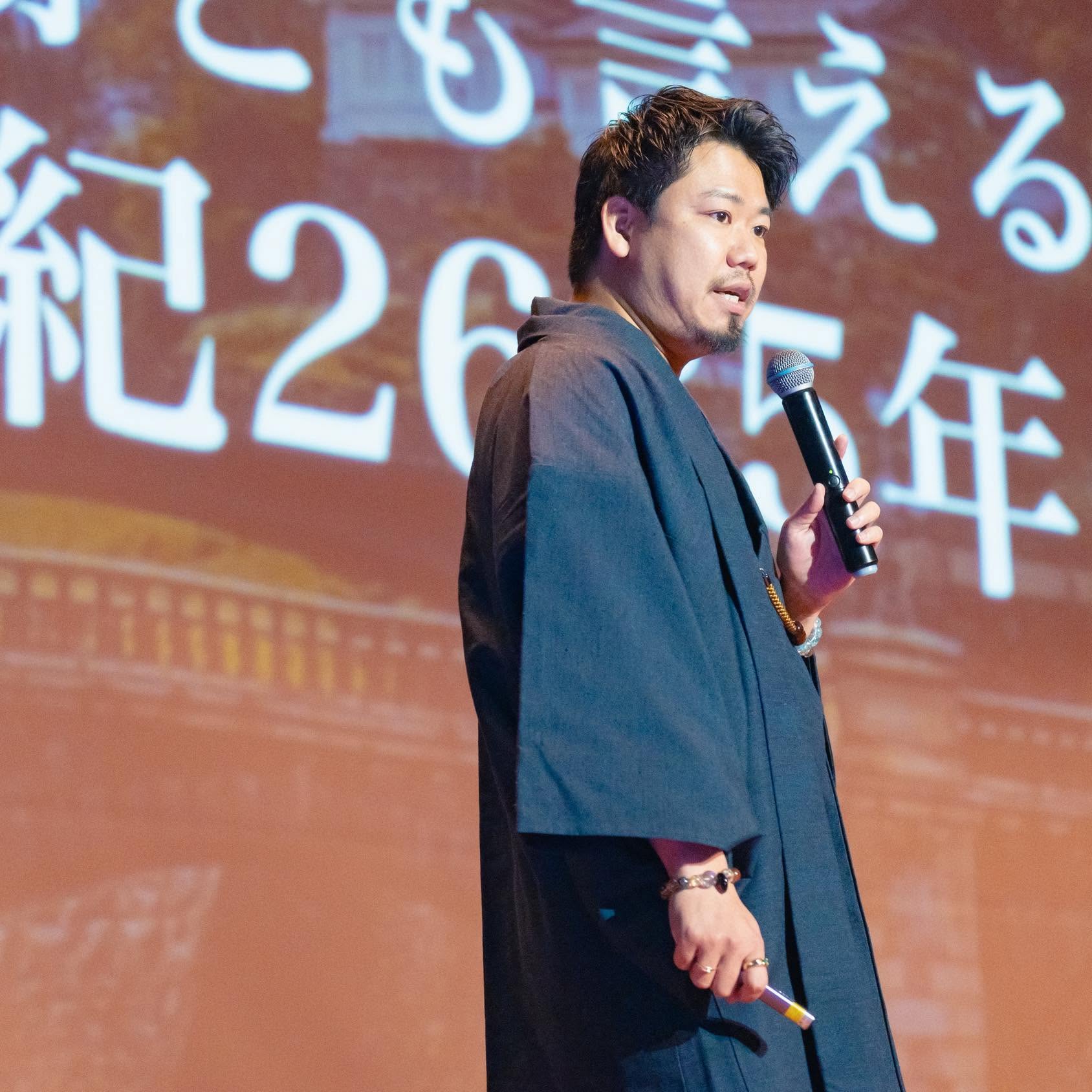 ステージで現代人白書プロジェクトについて語る山下桃太郎さん